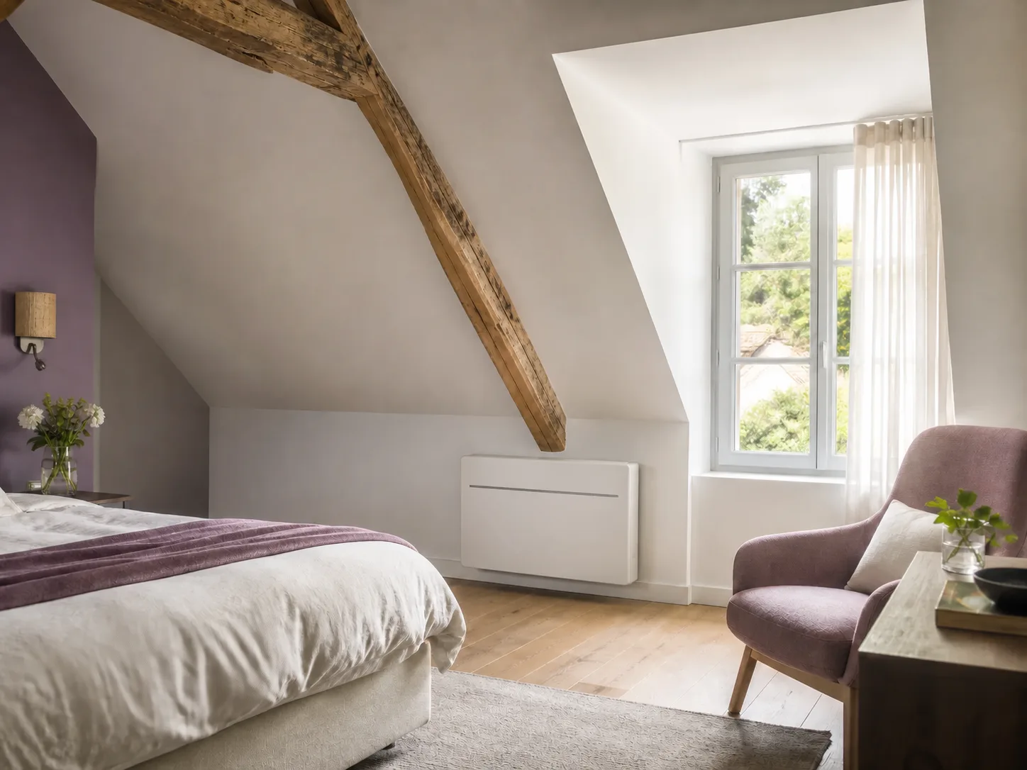 Climatisation console installée en partie basse dans une pièce sous toiture