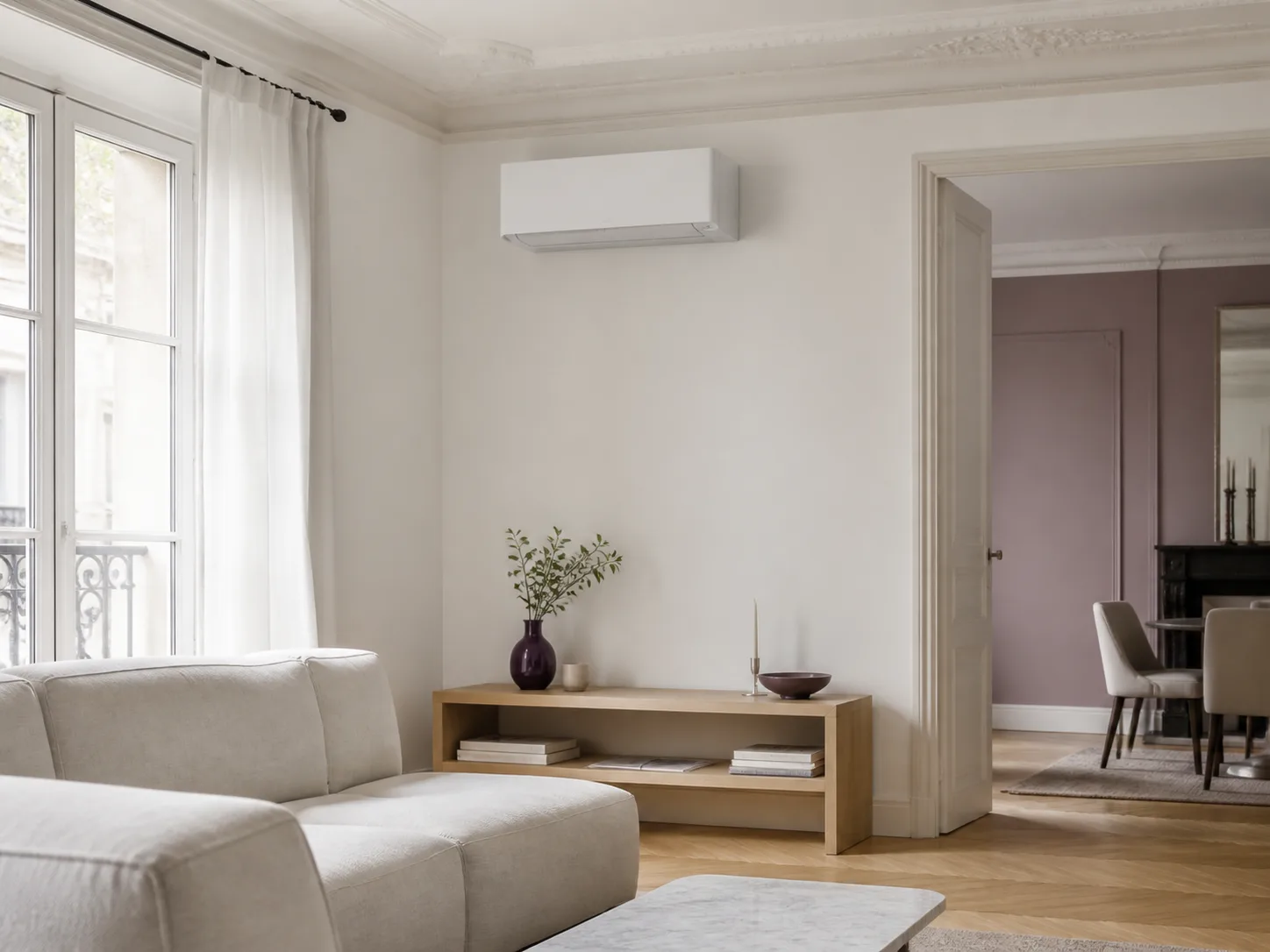 Climatisation murale blanche intégrée en hauteur dans un salon