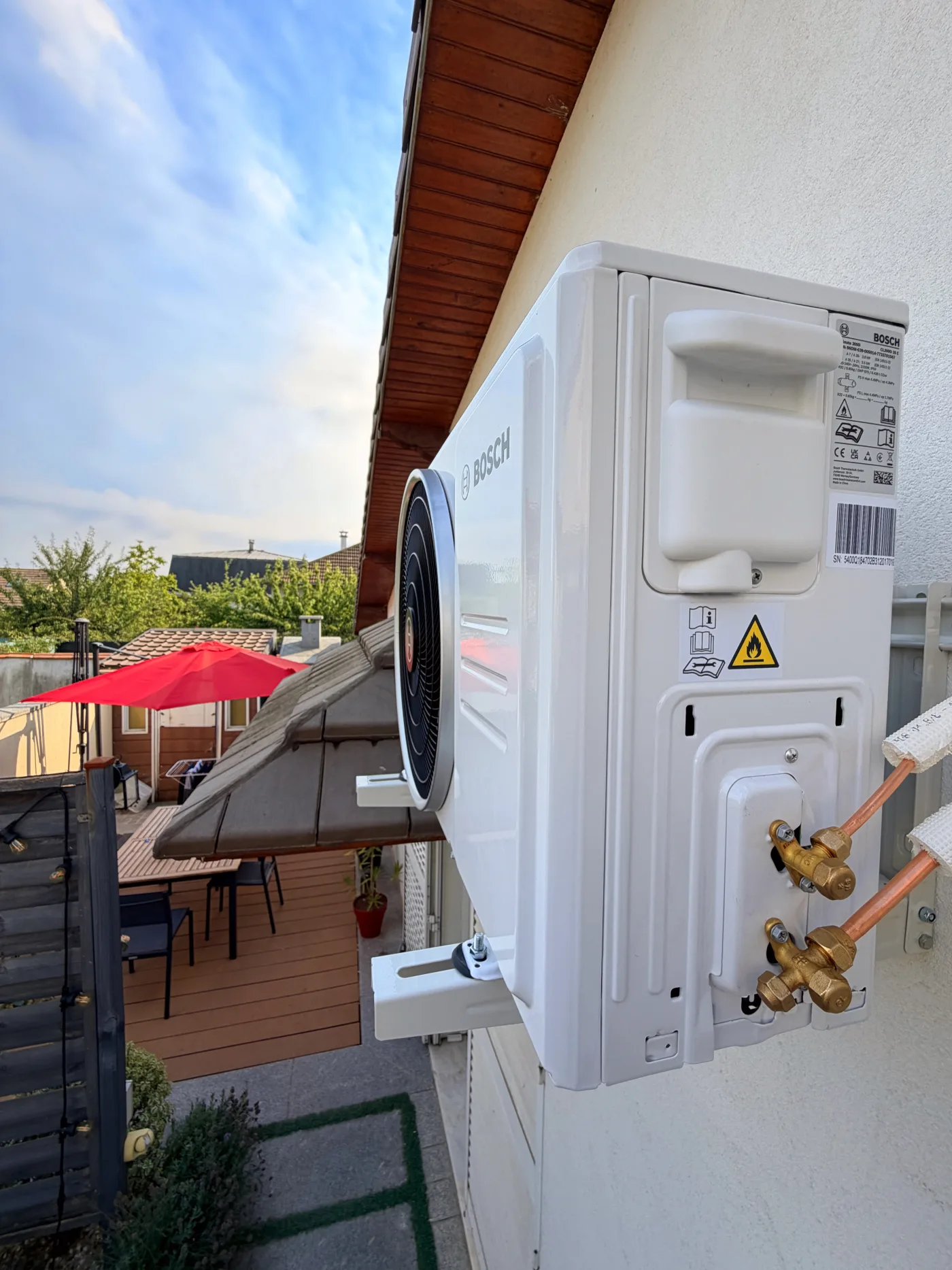Unité extérieure de climatisation Bosch installée sur une façade